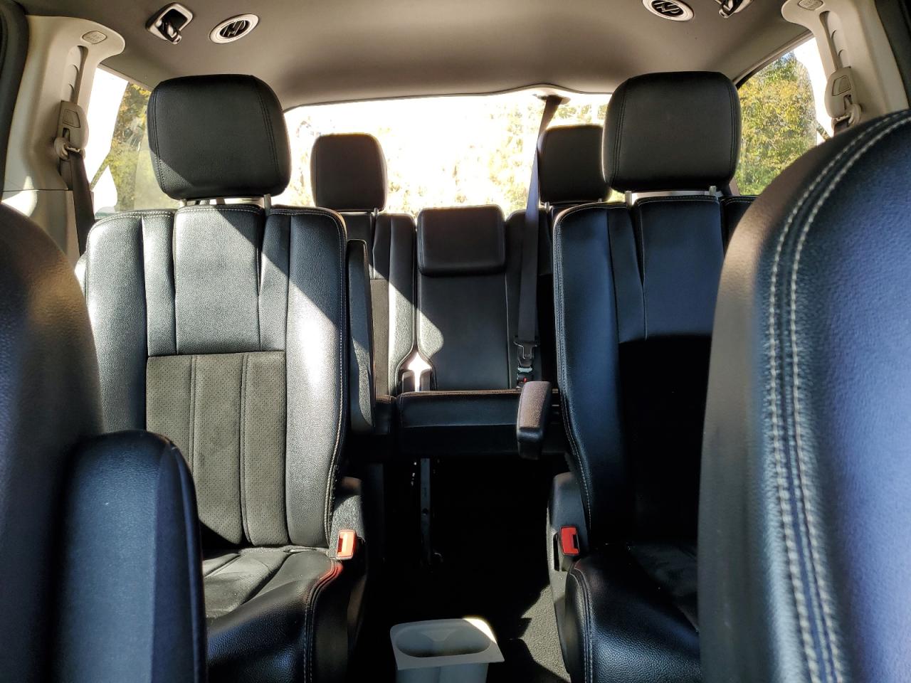 2017 Dodge Caravan - Image 10