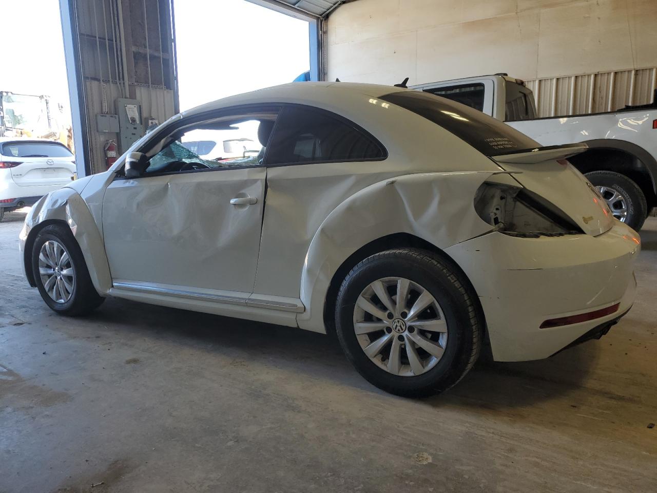2019 Volkswagen Beetle - Image 2