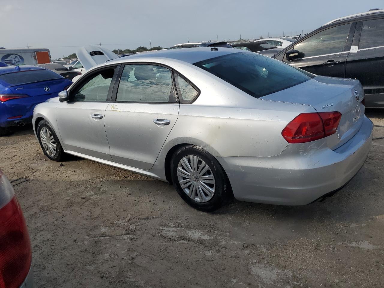 2014 Volkswagen Passat - Image 2