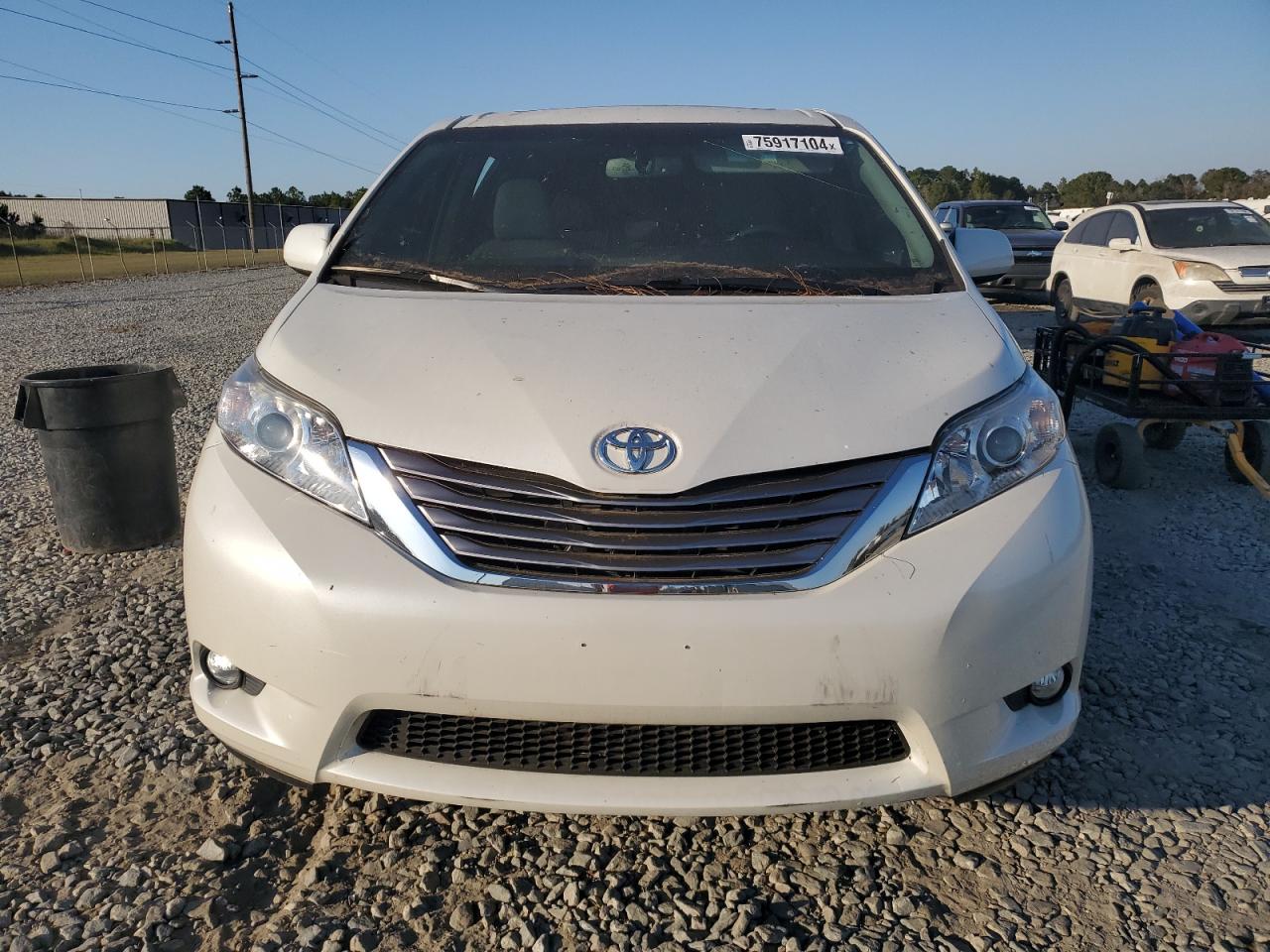 2017 Toyota Sienna - Image 5