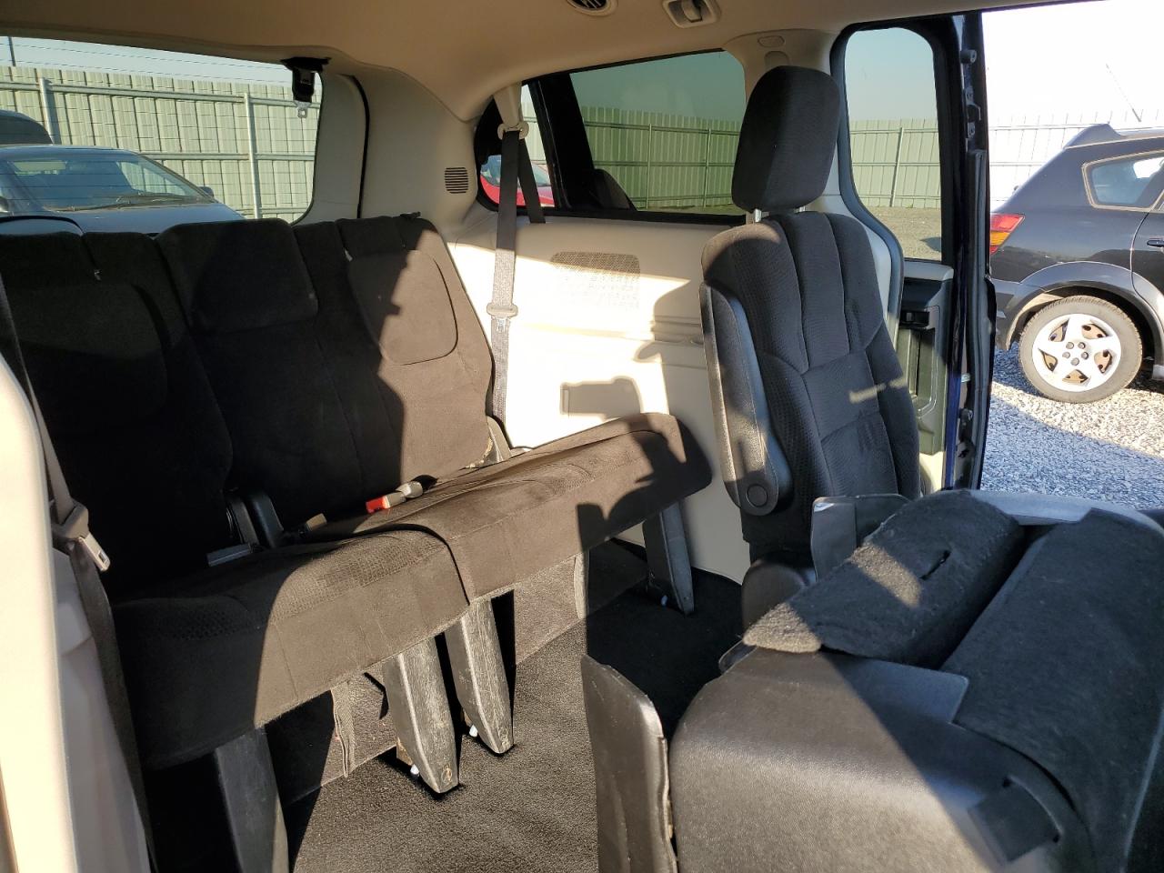 2012 Dodge Caravan - Image 11