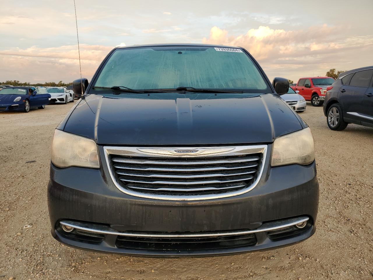 2014 Chrysler Town & Country - Image 5