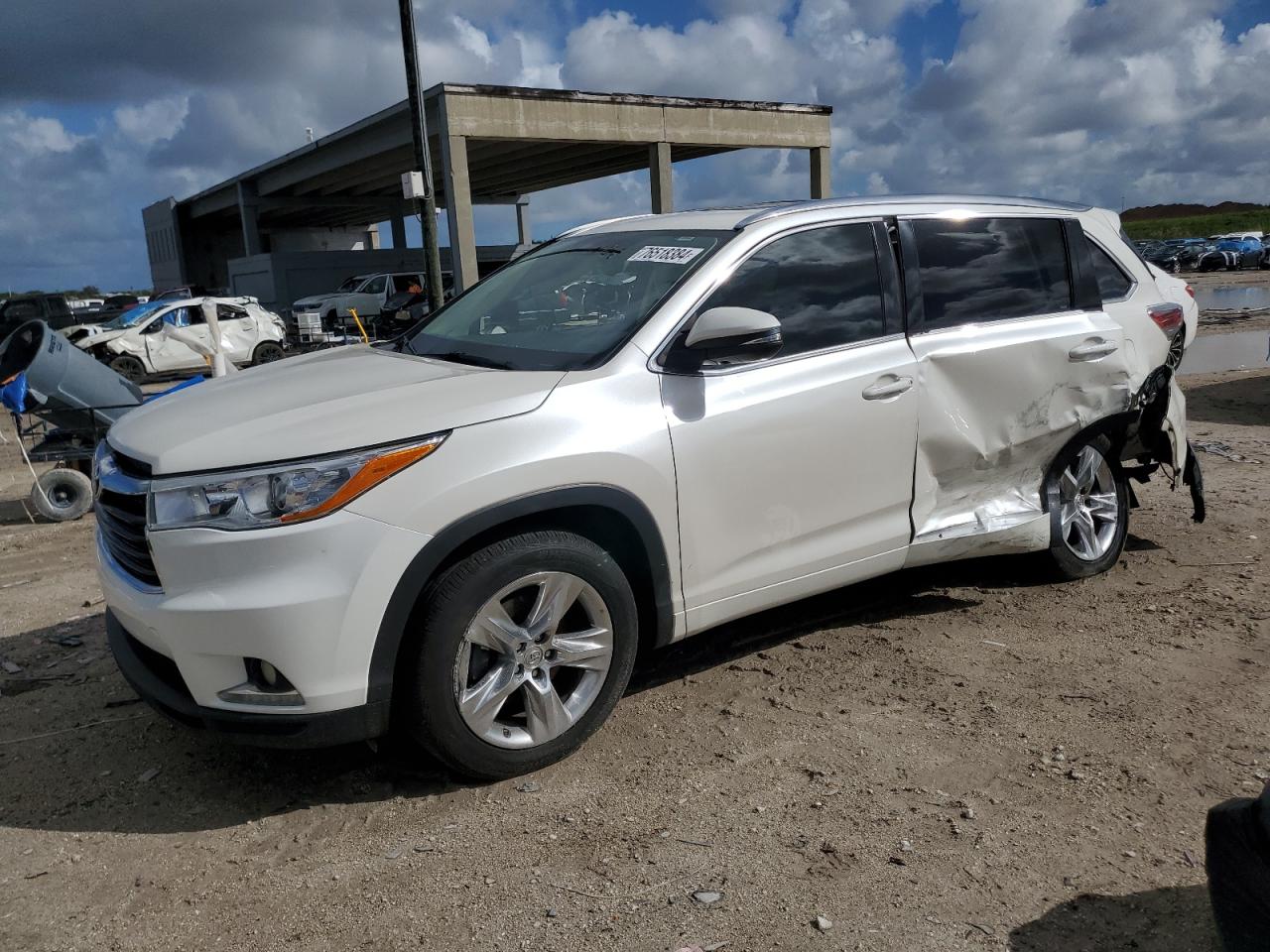 2015 Toyota Highlander - Image 1