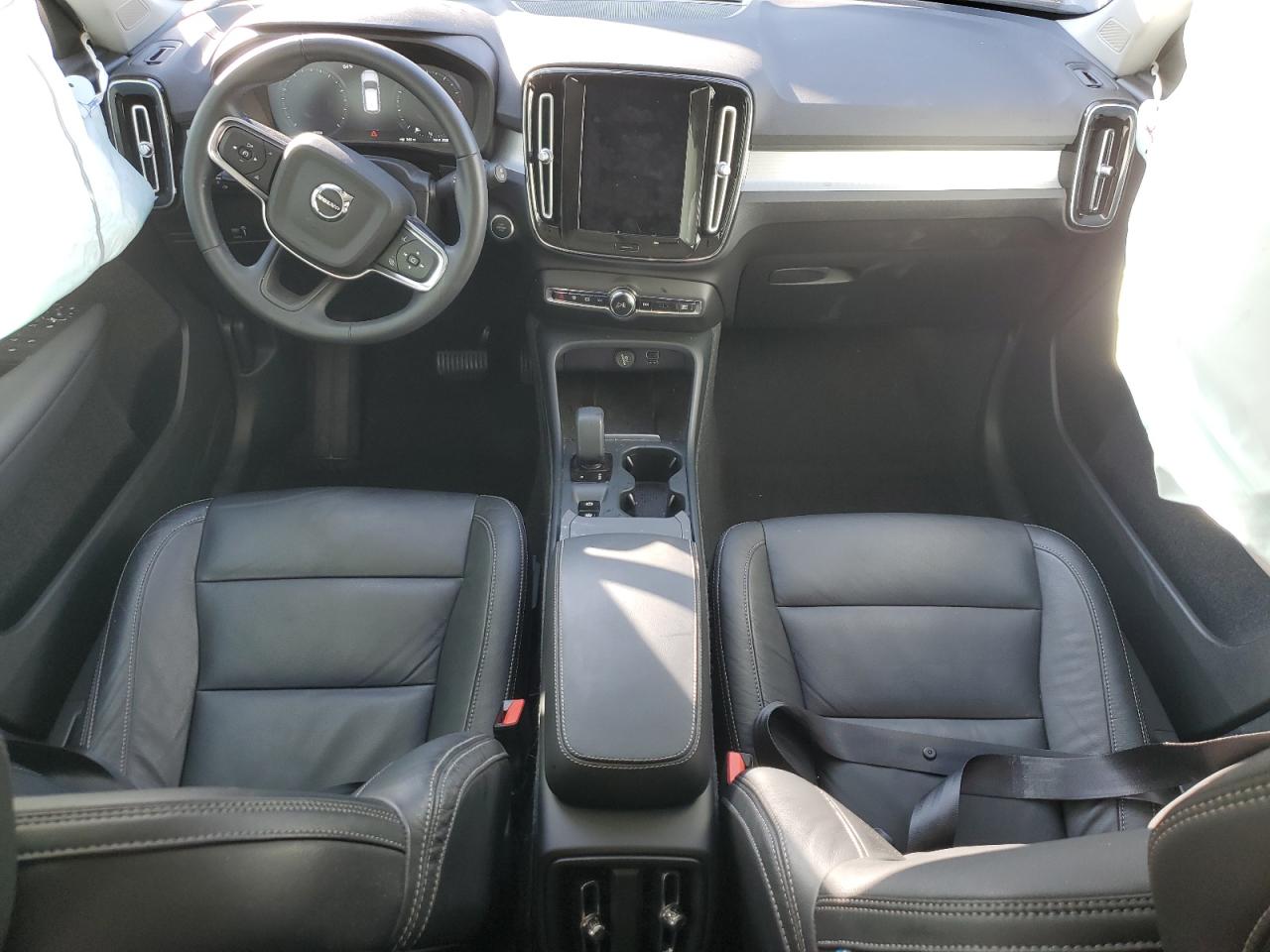 2022 Volvo XC40 - Image 8