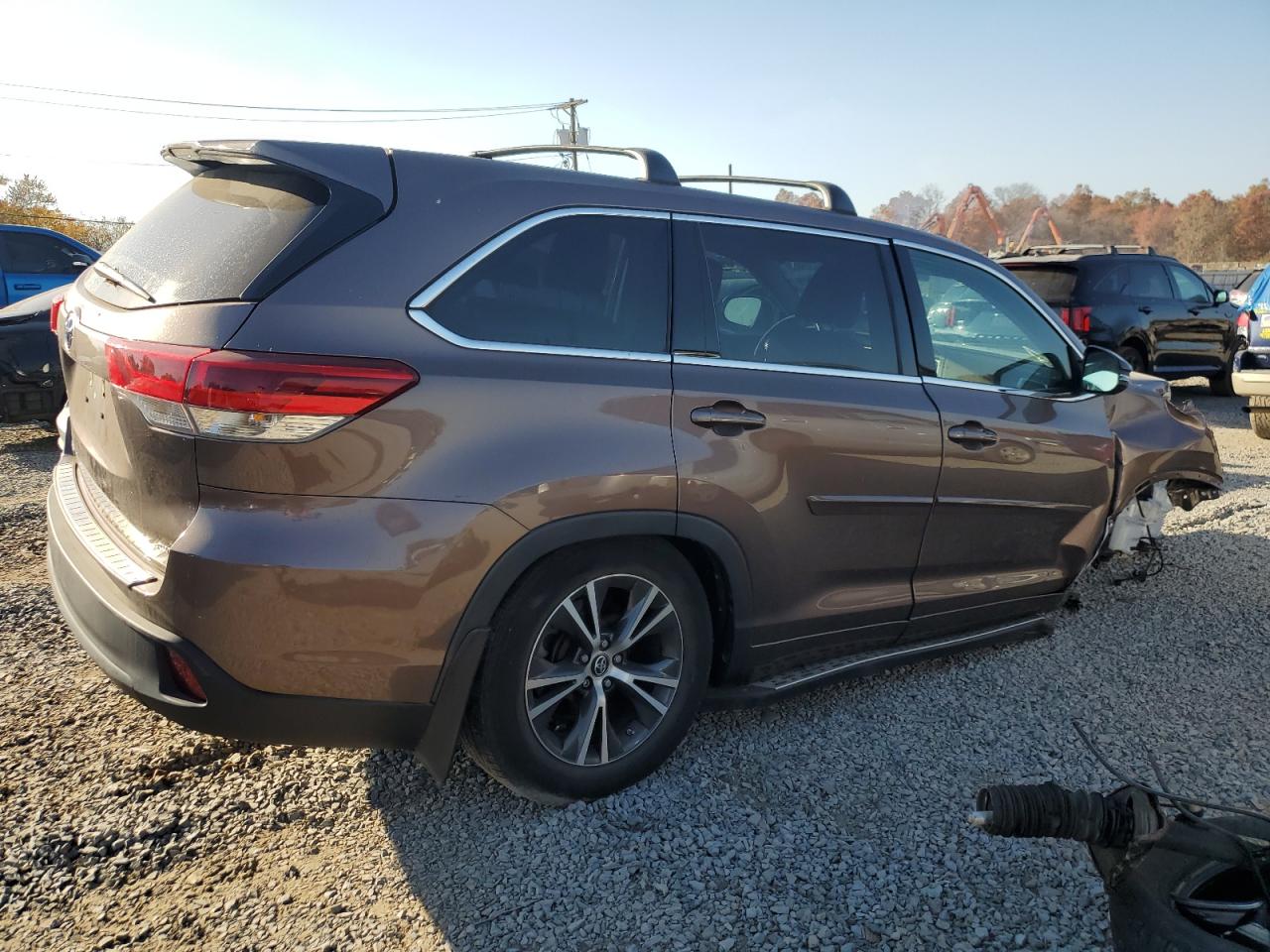 2018 Toyota Highlander Le VIN: 5TDBZRFH4JS494569 Lot: 76884164