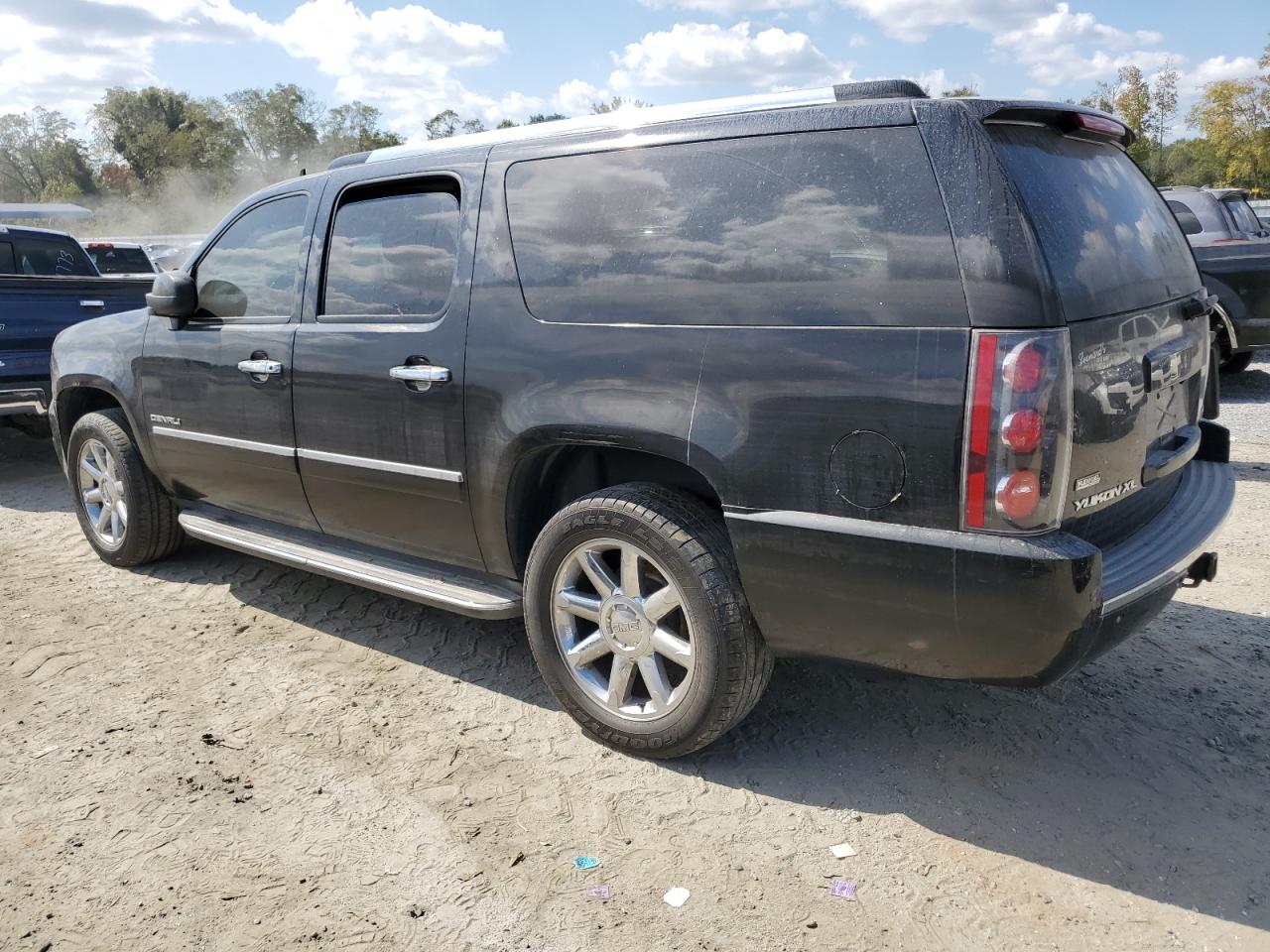 2010 GMC Yukon - Image 2
