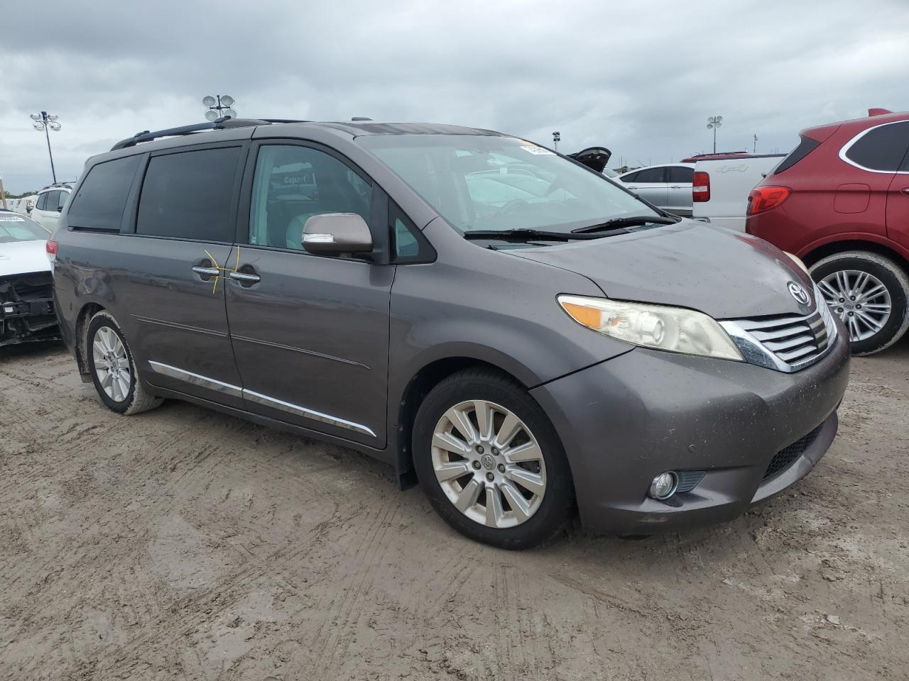 2013 Toyota Sienna - Image 4