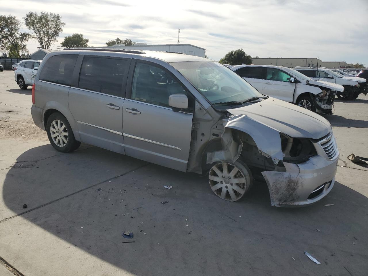 2014 Chrysler Town & Country - Image 4