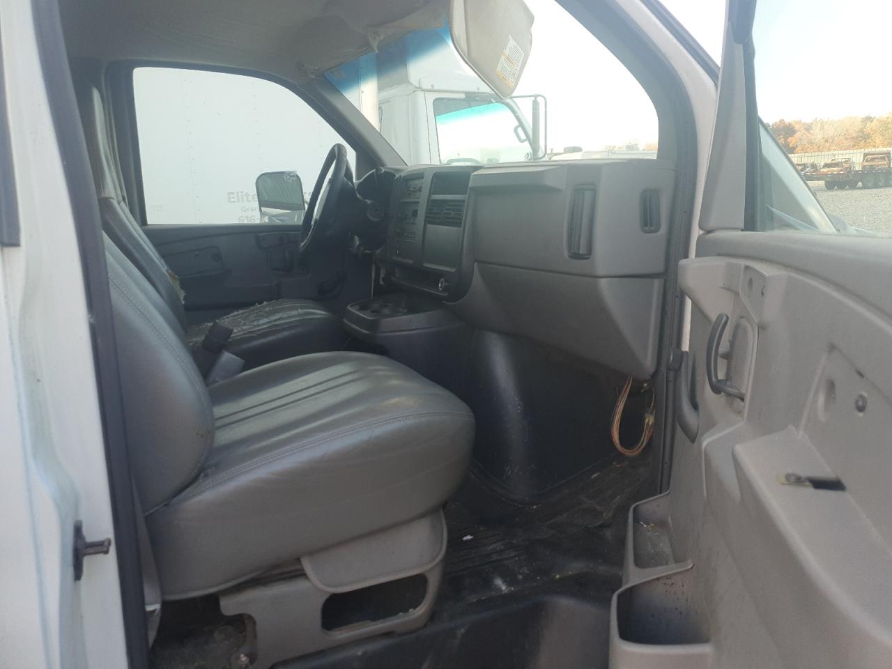 2003 Chevrolet Express - Image 11