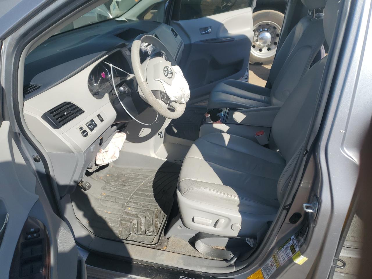 2013 Toyota Sienna - Image 7