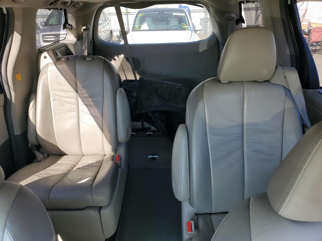 2011 Toyota Sienna - Image 10