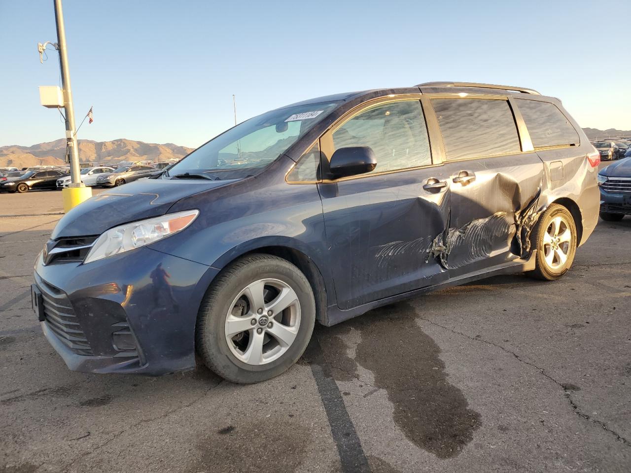 5TDKZ3DC3JS953983 2018 TOYOTA SIENNA - Image 1