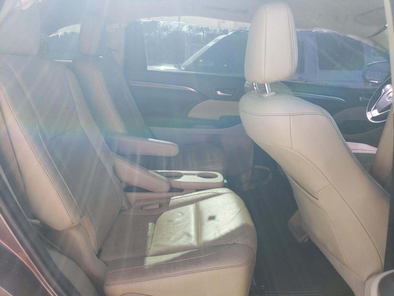 2017 Toyota Highlander - Image 11