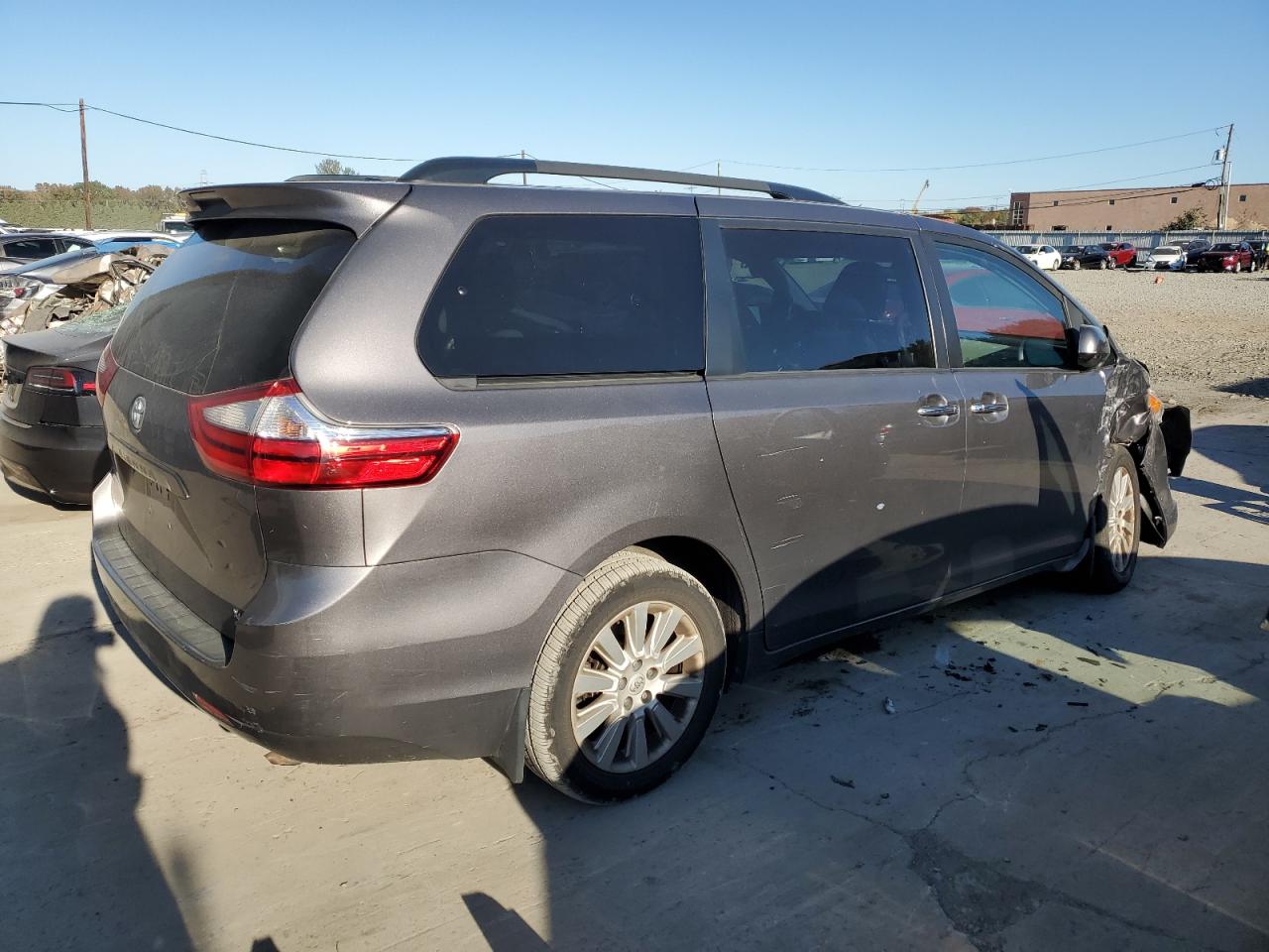 2016 Toyota Sienna - Image 3