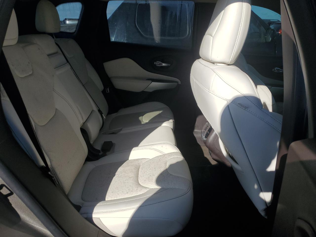 2018 Jeep Cherokee - Image 11