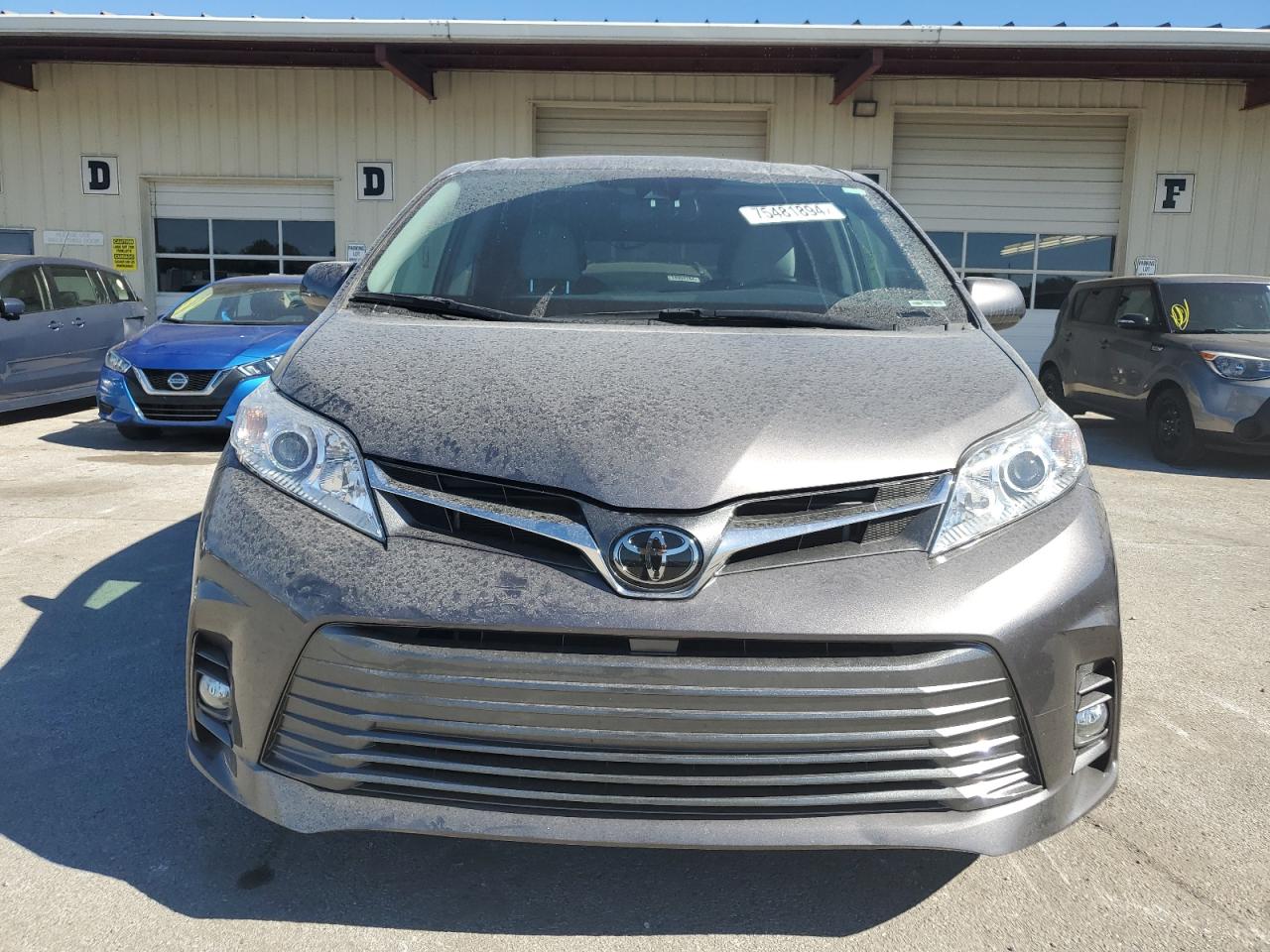 5TDDZ3DC8KS215882 2019 Toyota Sienna Xle