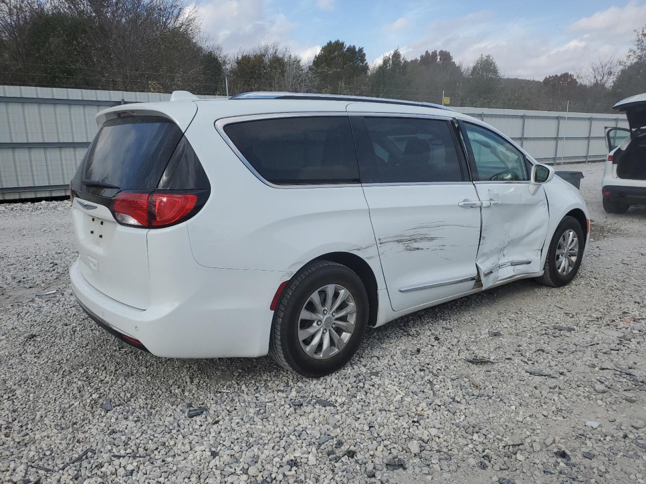 2019 Chrysler Pacifica - Image 3