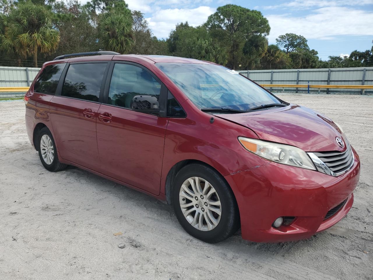 2011 Toyota Sienna - Image 4