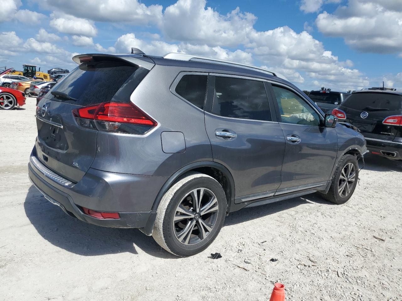 2017 Nissan Rogue - Image 3