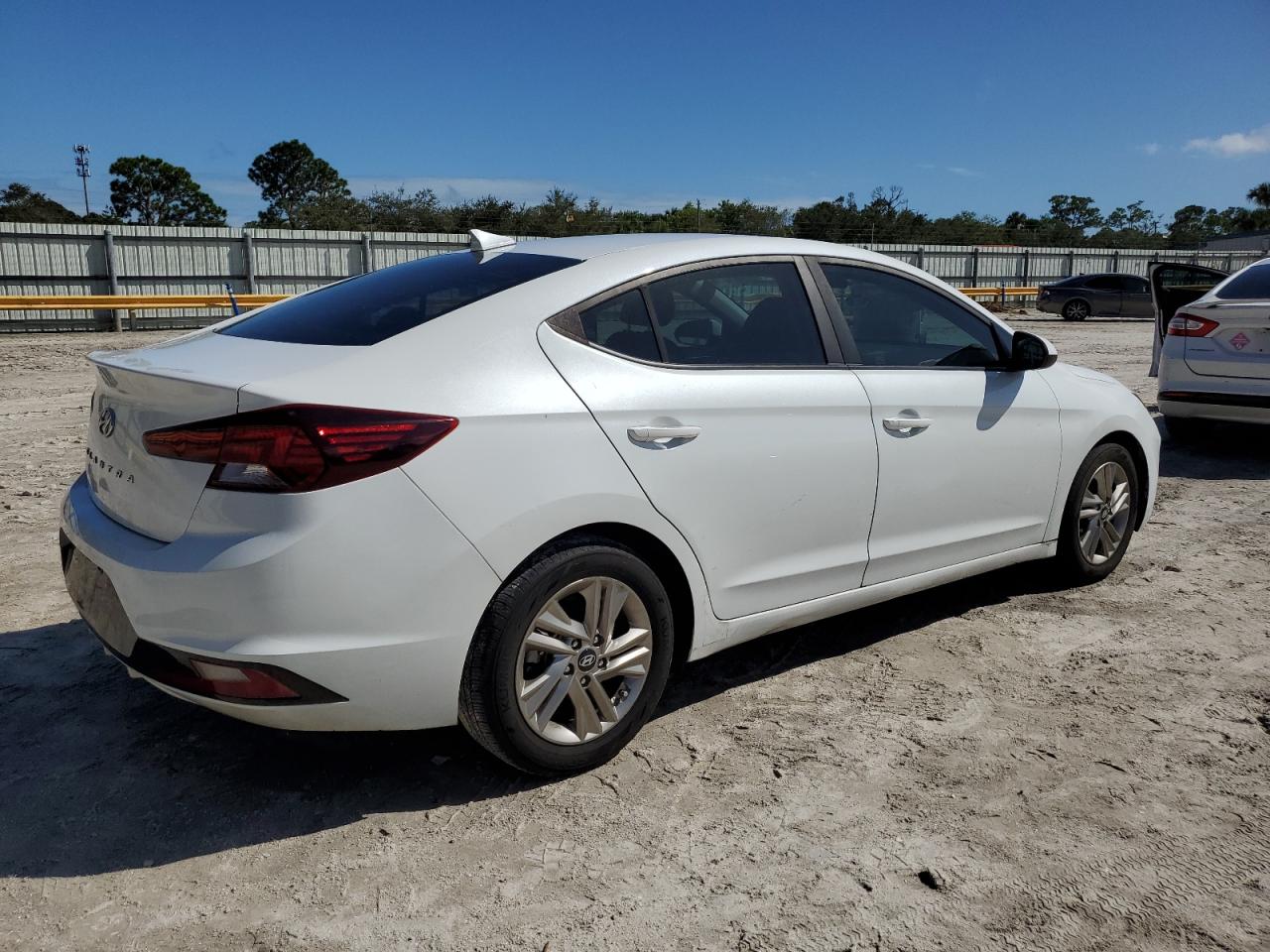 2019 Hyundai Elantra - Image 3
