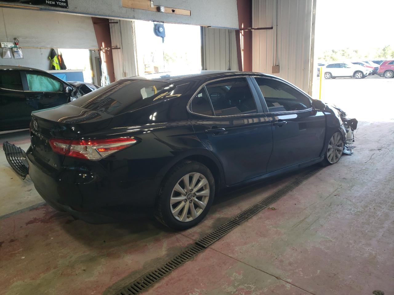 VIN 4T1B11HK1JU135964 2018 TOYOTA CAMRY no.3