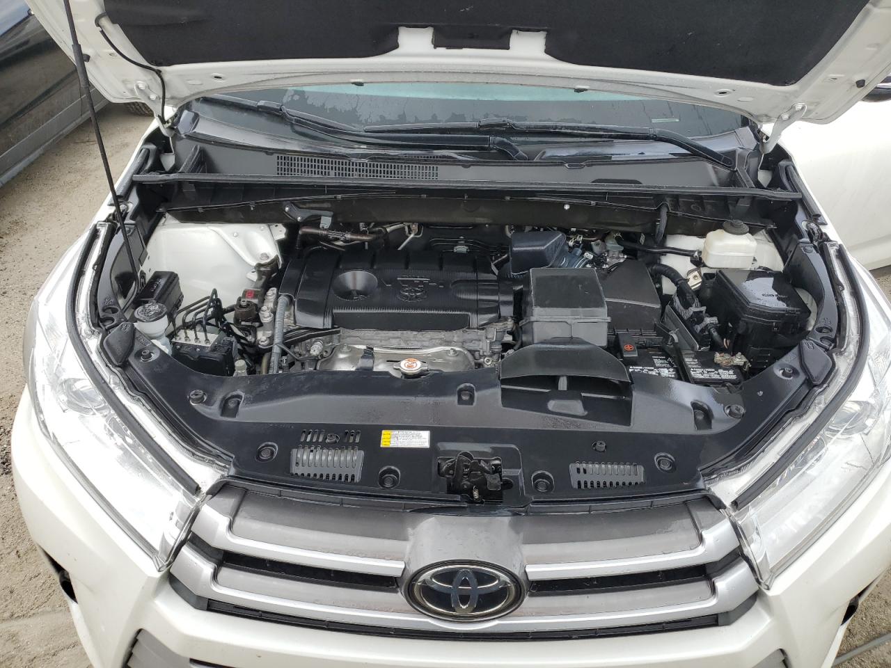 5TDZARFHXKS054282 2019 Toyota Highlander Le