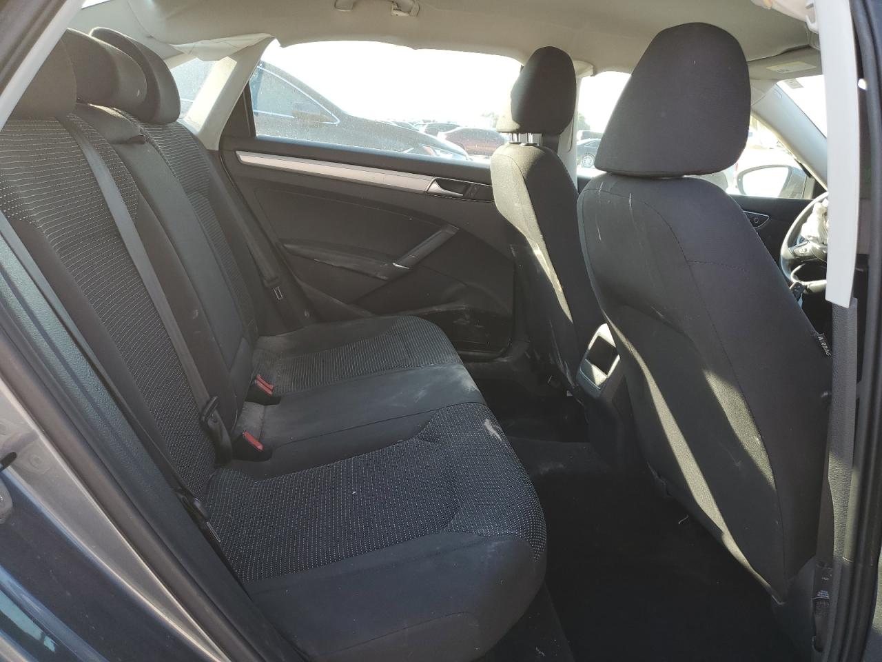 2016 Volkswagen Passat - Image 11