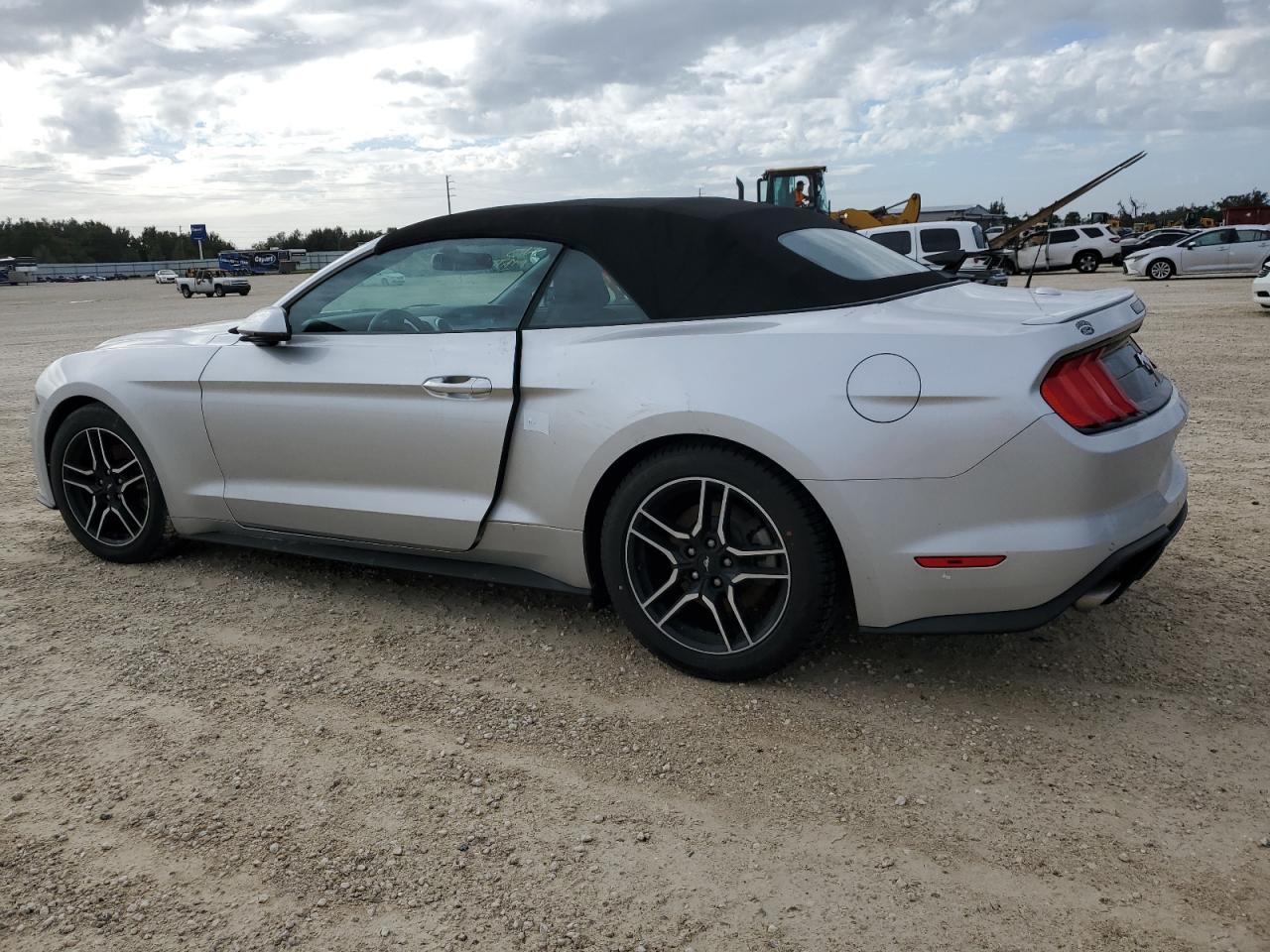 1FATP8UH2J5115197 2018 FORD MUSTANG - Image 2