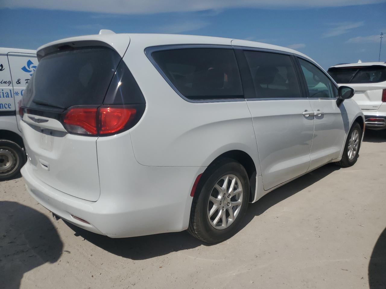 2017 Chrysler Pacifica - Image 3