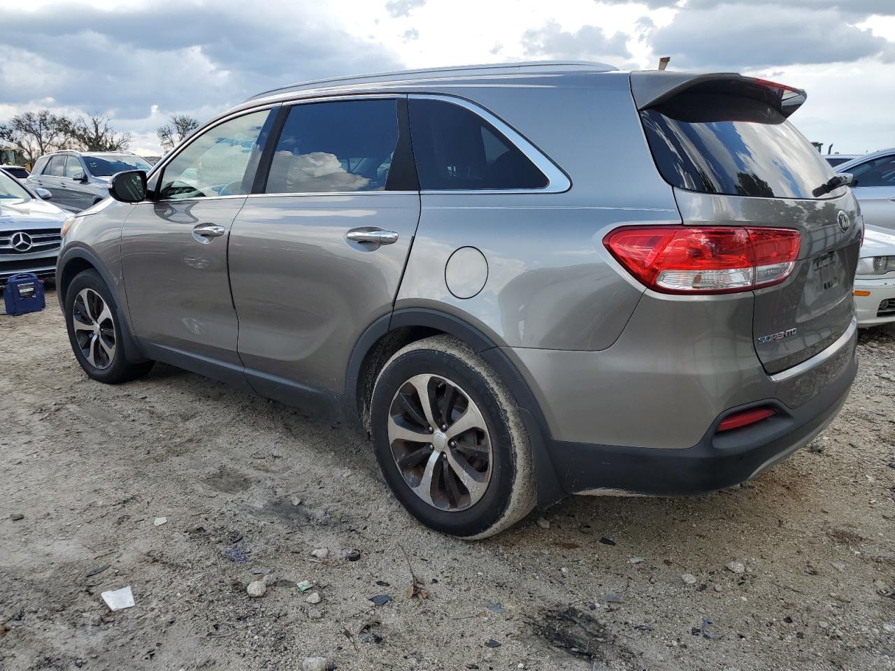 2016 Kia Sorento - Image 2