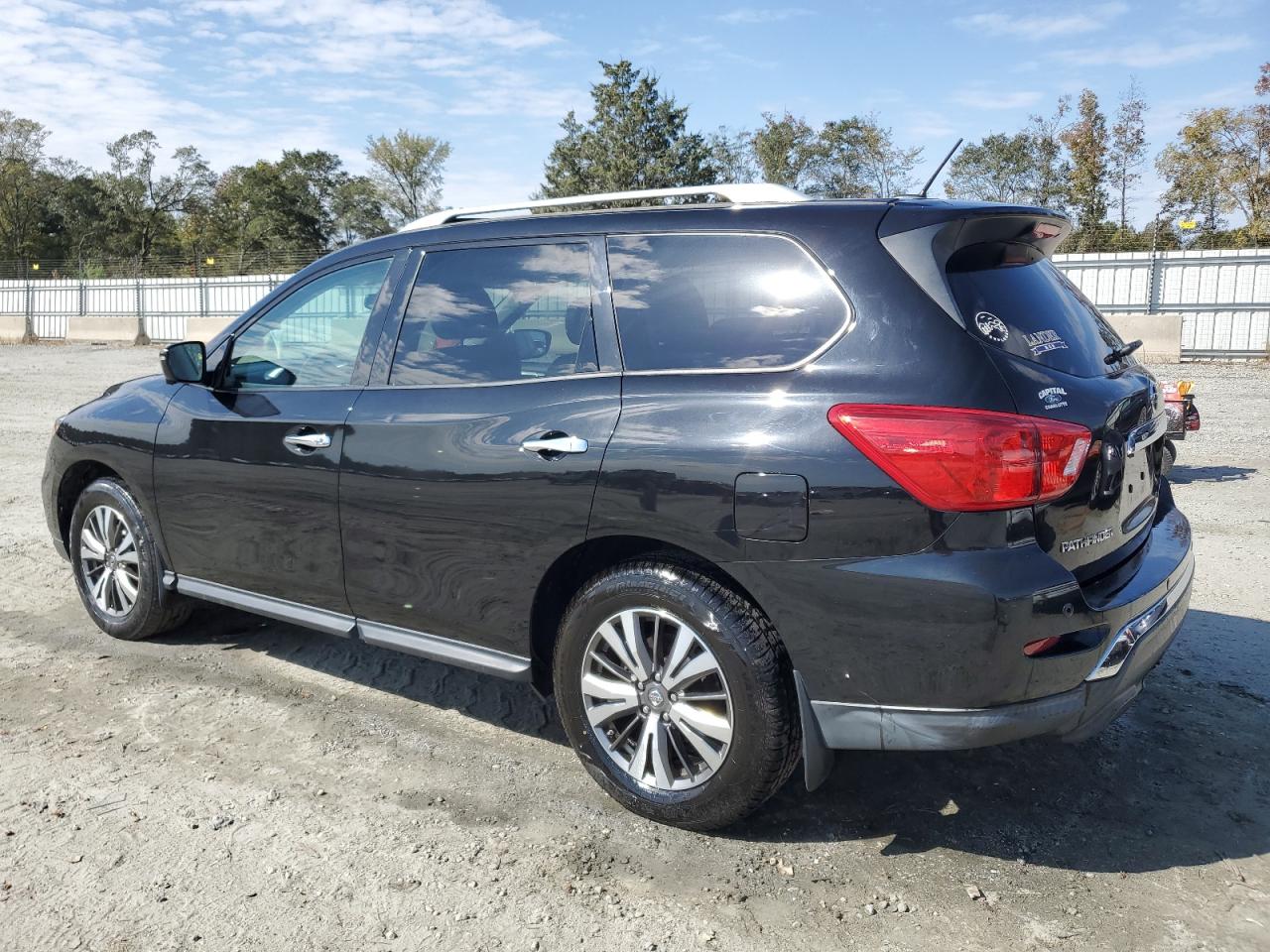 2017 Nissan Pathfinder - Image 2