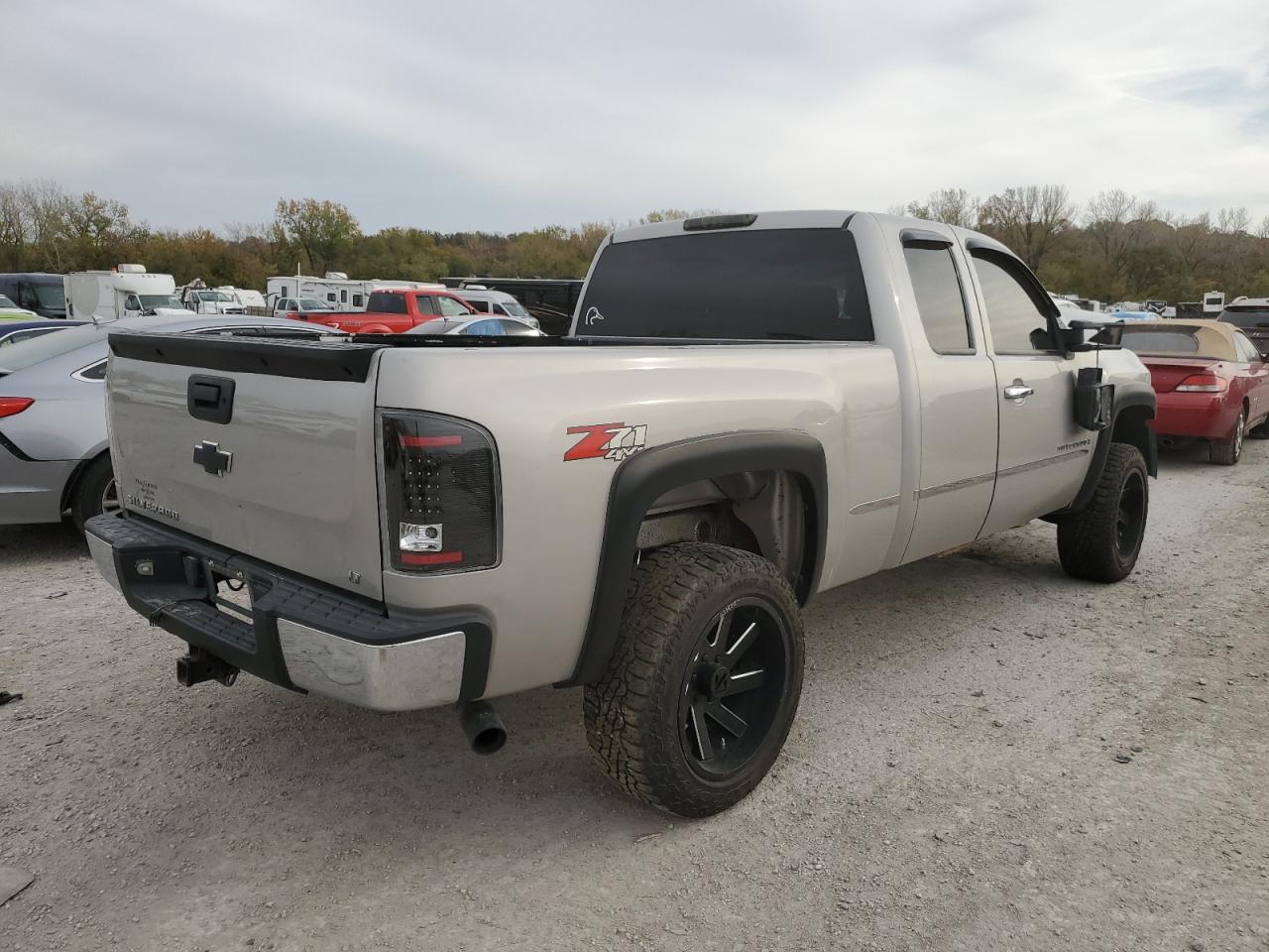 2007 Chevrolet Silverado - Image 3