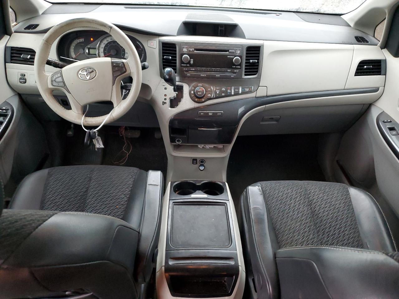 2013 Toyota Sienna - Image 8