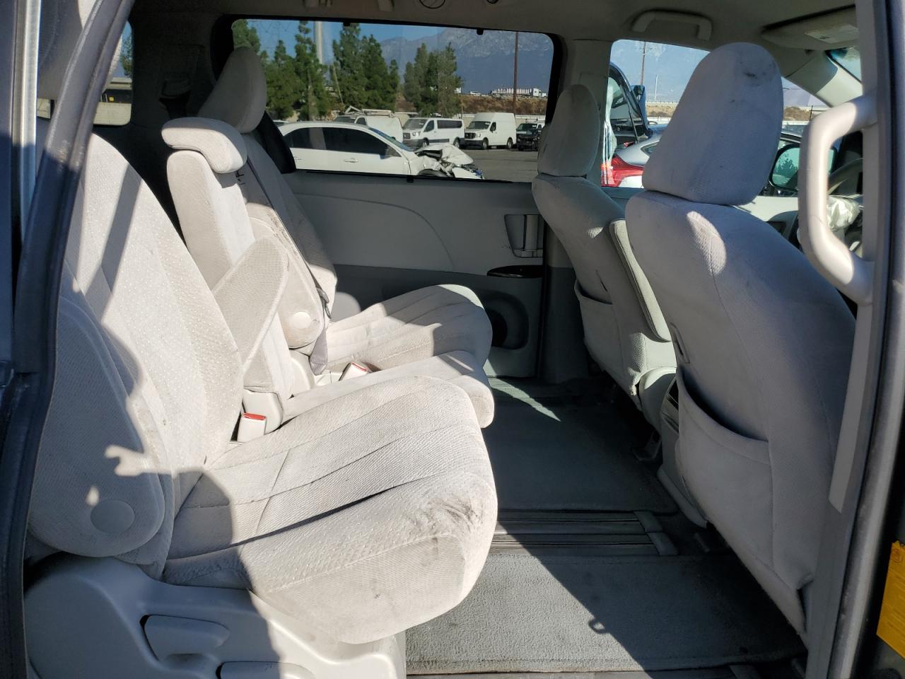 2011 Toyota Sienna - Image 11