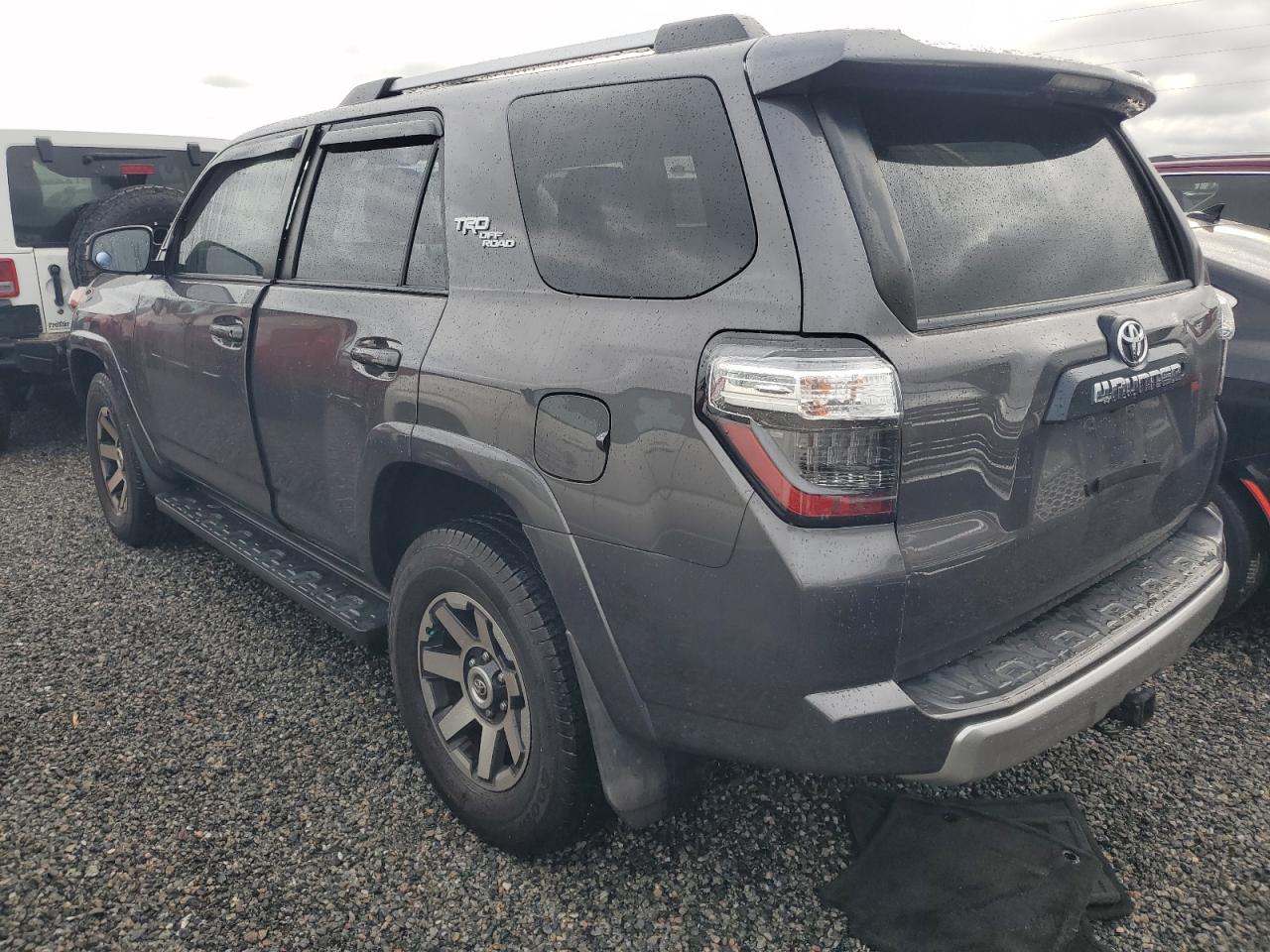 VIN JTEBU5JR7J5572397 2018 TOYOTA 4RUNNER no.2