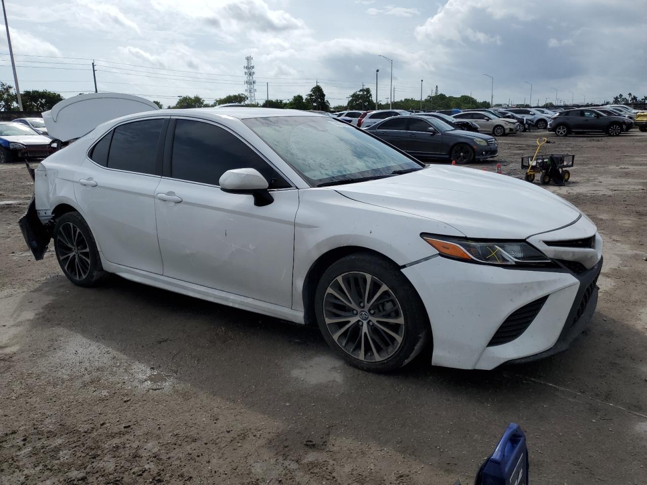 VIN 4T1B11HK2JU057677 2018 TOYOTA CAMRY no.4