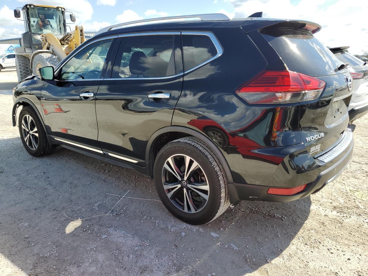 2017 Nissan Rogue - Image 2