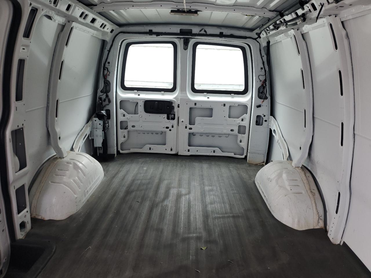 2015 Chevrolet Express - Image 10