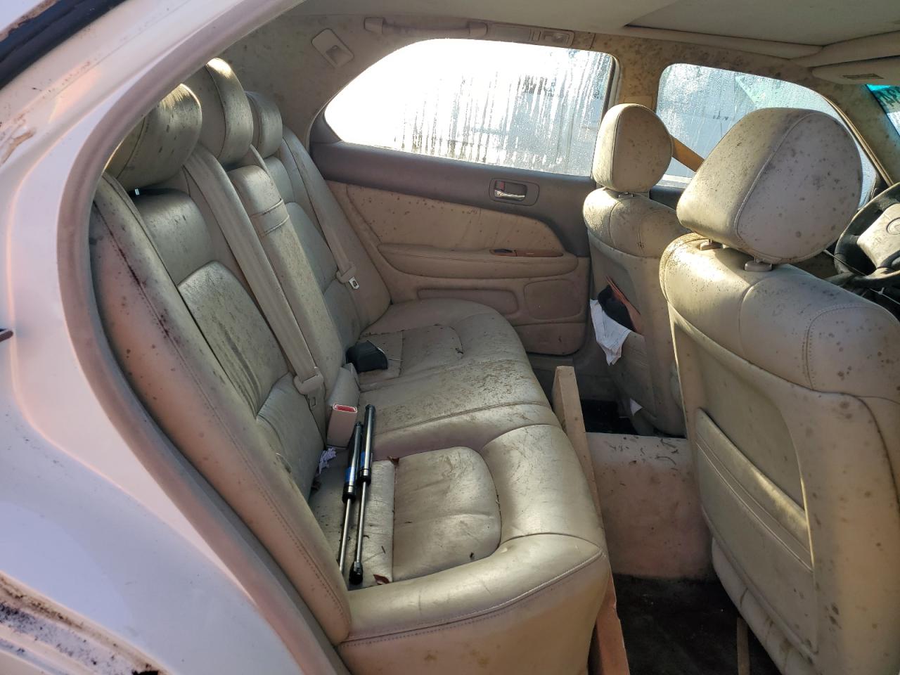 2000 Lexus LS - Image 10
