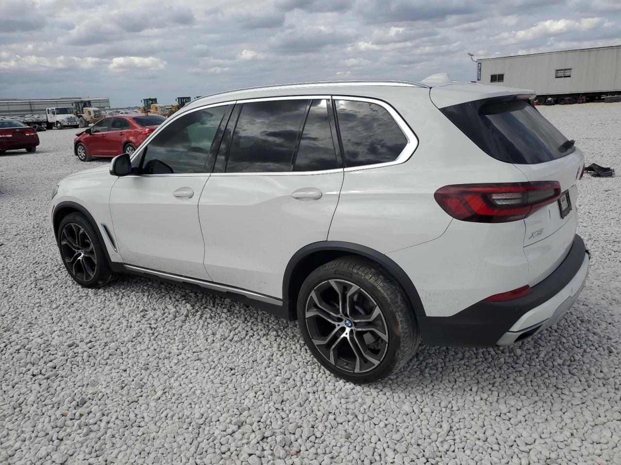 VIN 5UXCR4C03N9N16599 2022 BMW X5 no.2