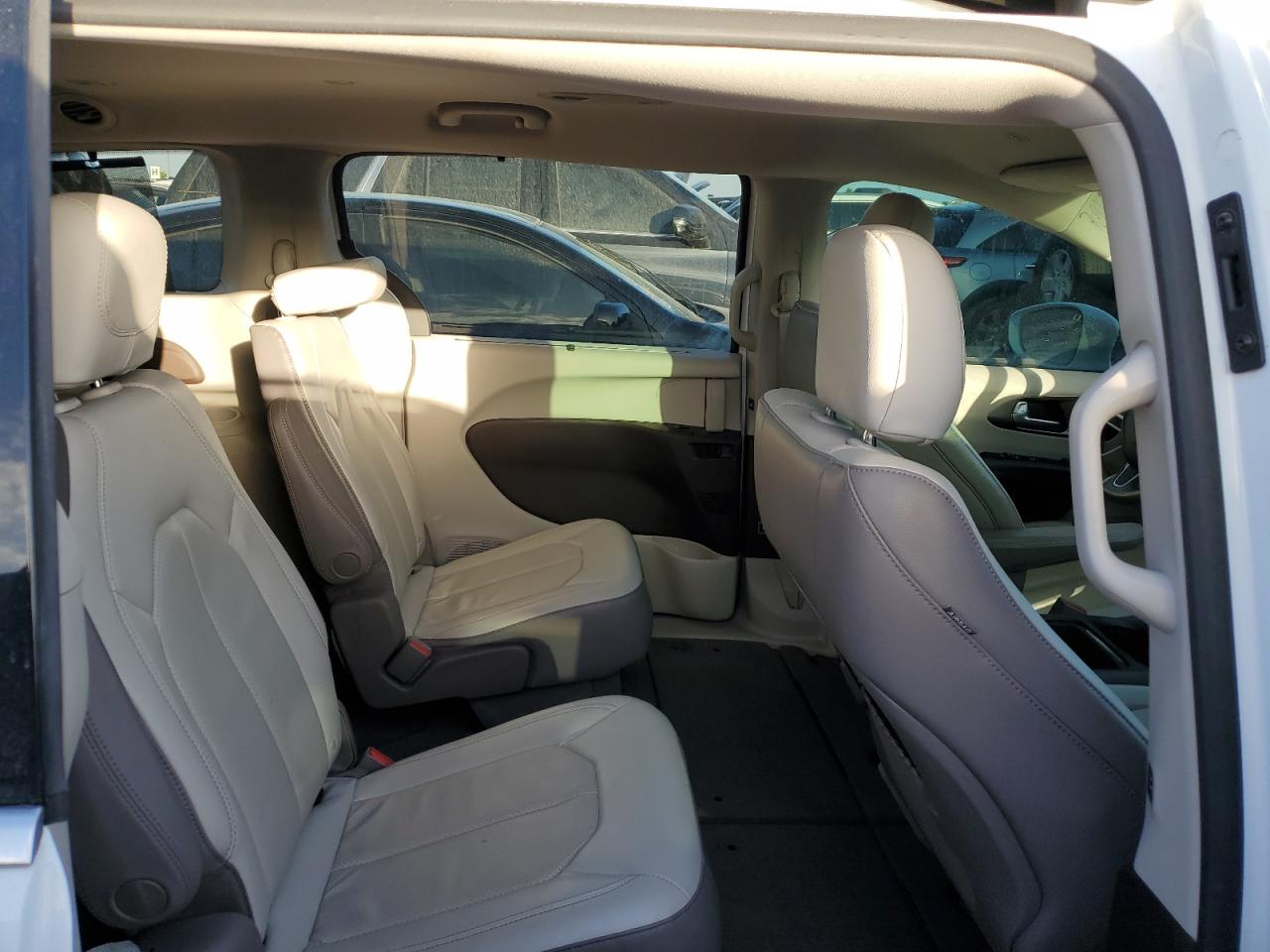 2019 Chrysler Pacifica - Image 11