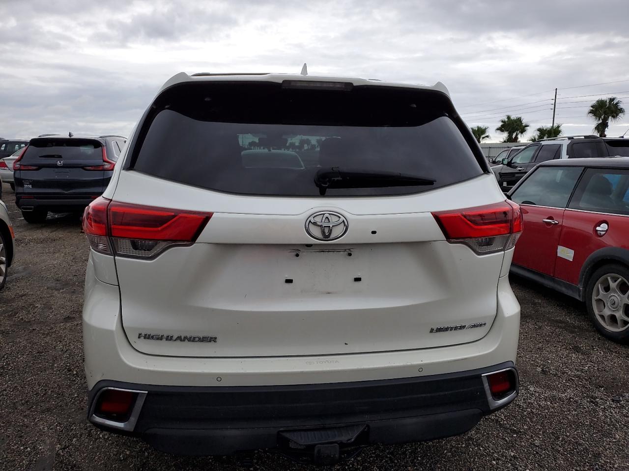 2017 Toyota Highlander - Image 6