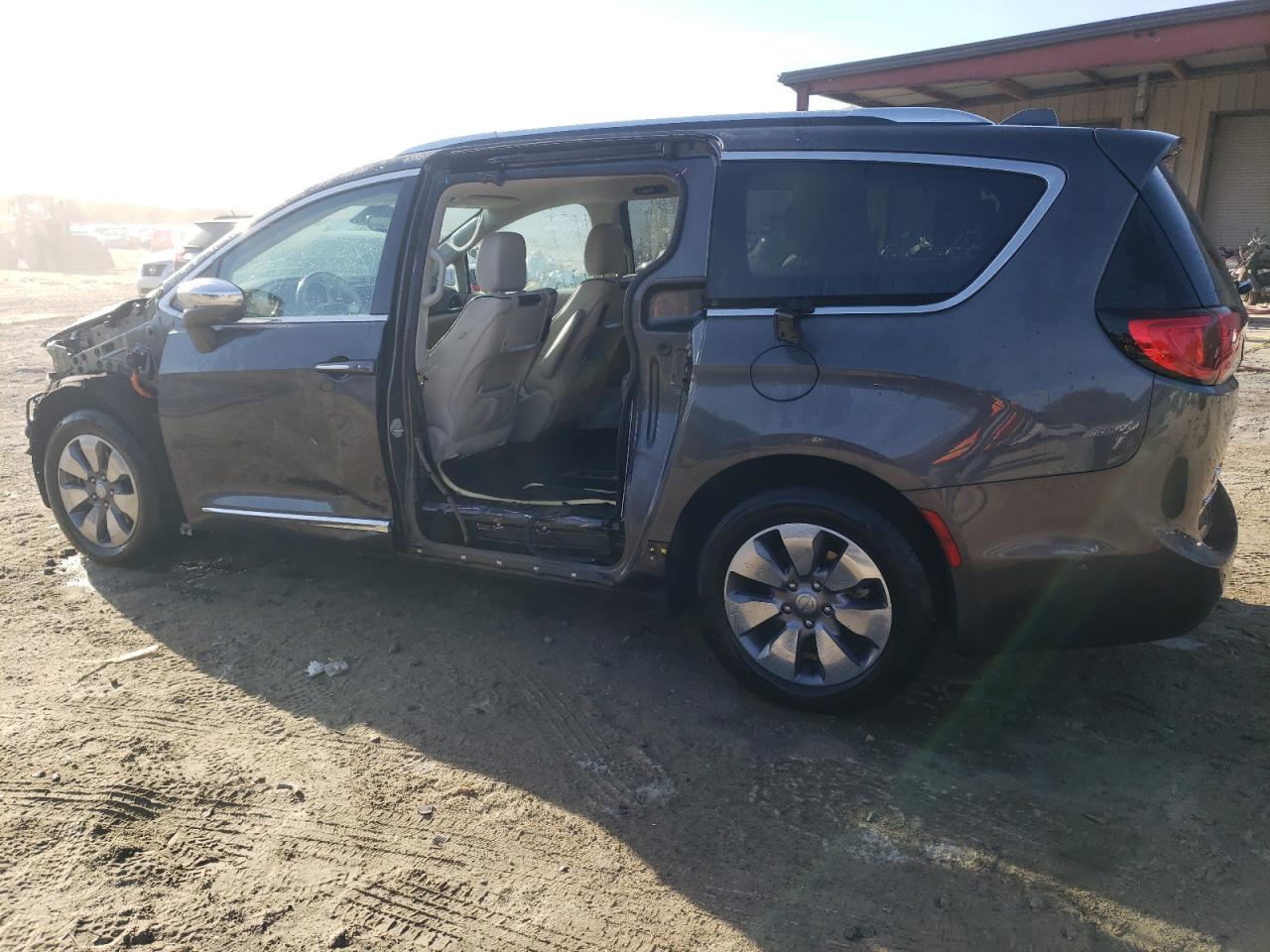 2018 Chrysler Pacifica - Image 2