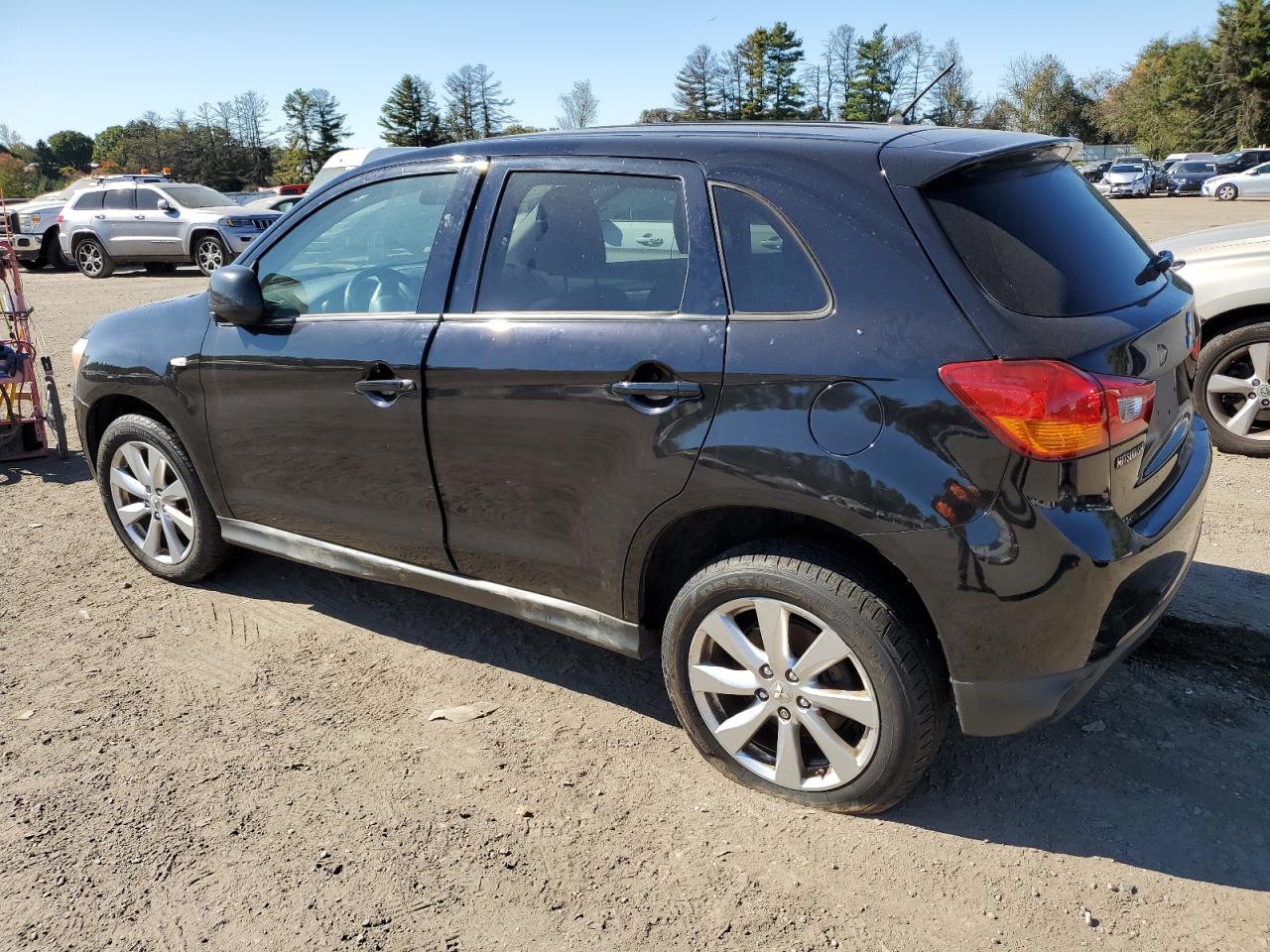 2015 Mitsubishi Outlander - Image 2