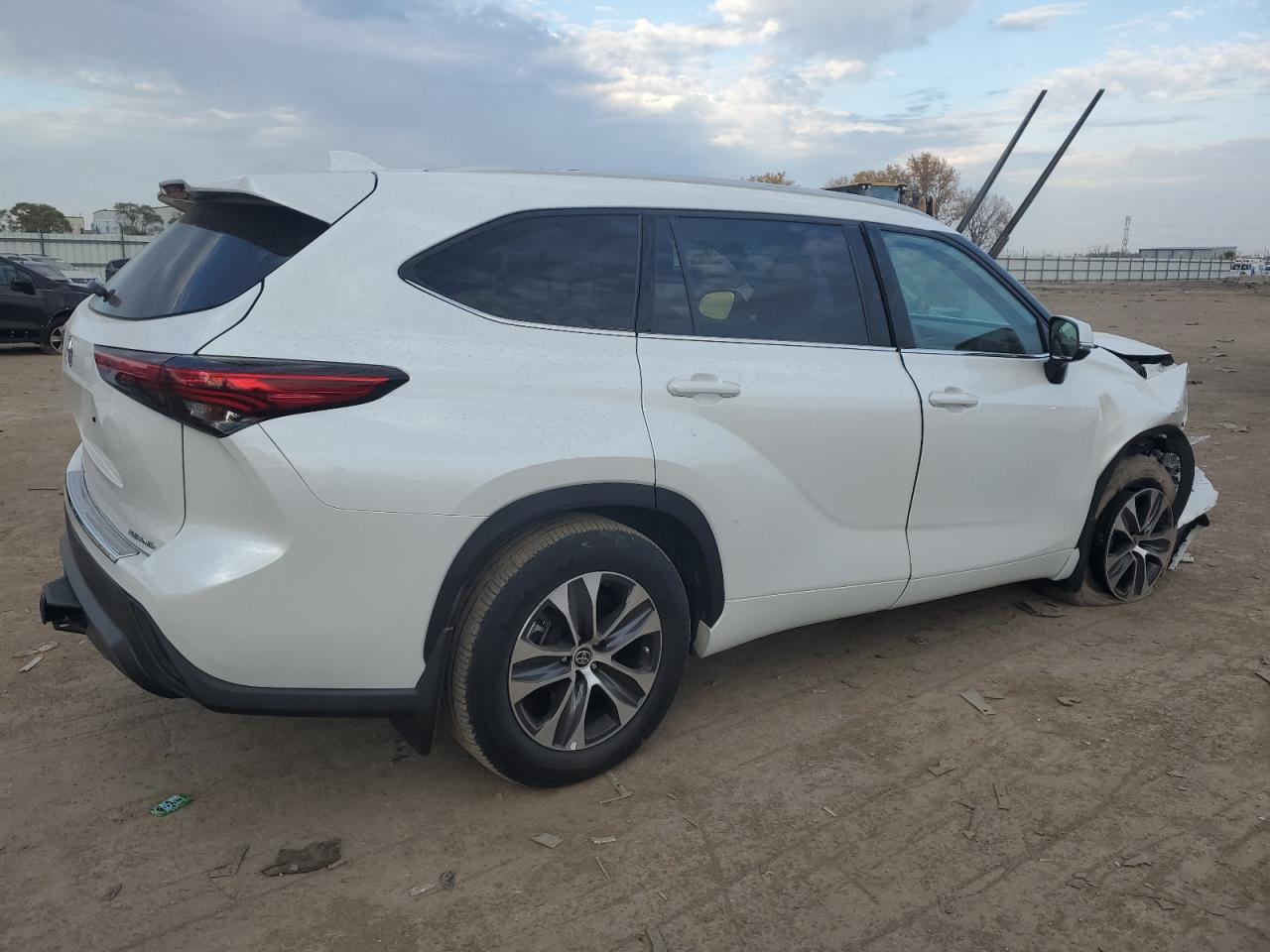 2022 Toyota Highlander - Image 3