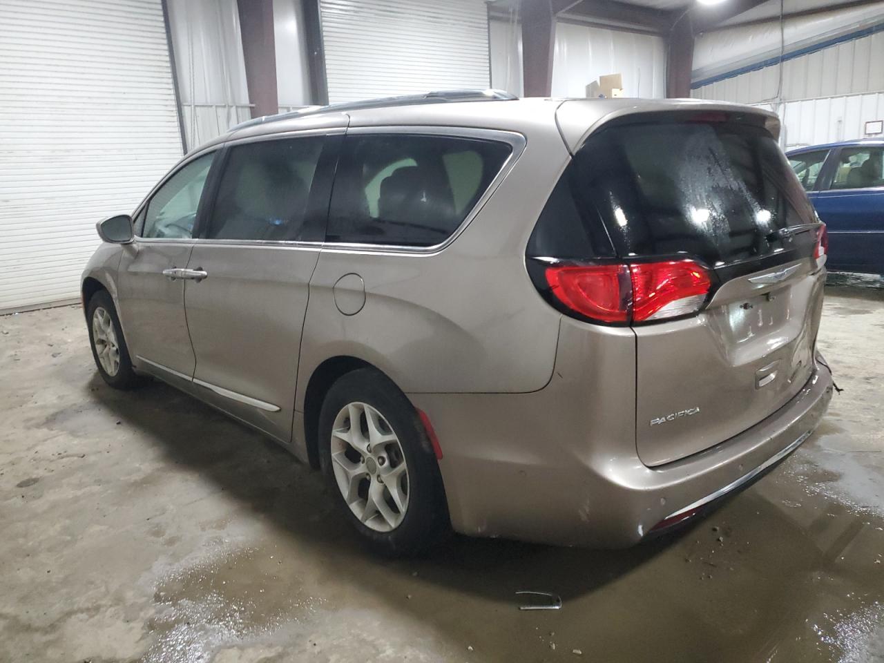 2017 Chrysler Pacifica - Image 2