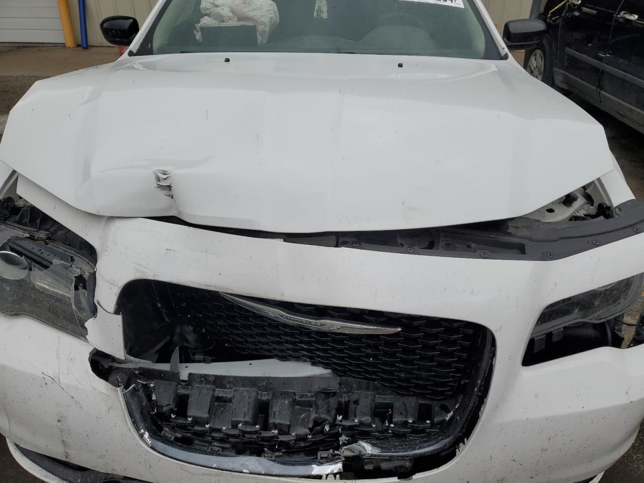 2019 Chrysler 300 - Image 12
