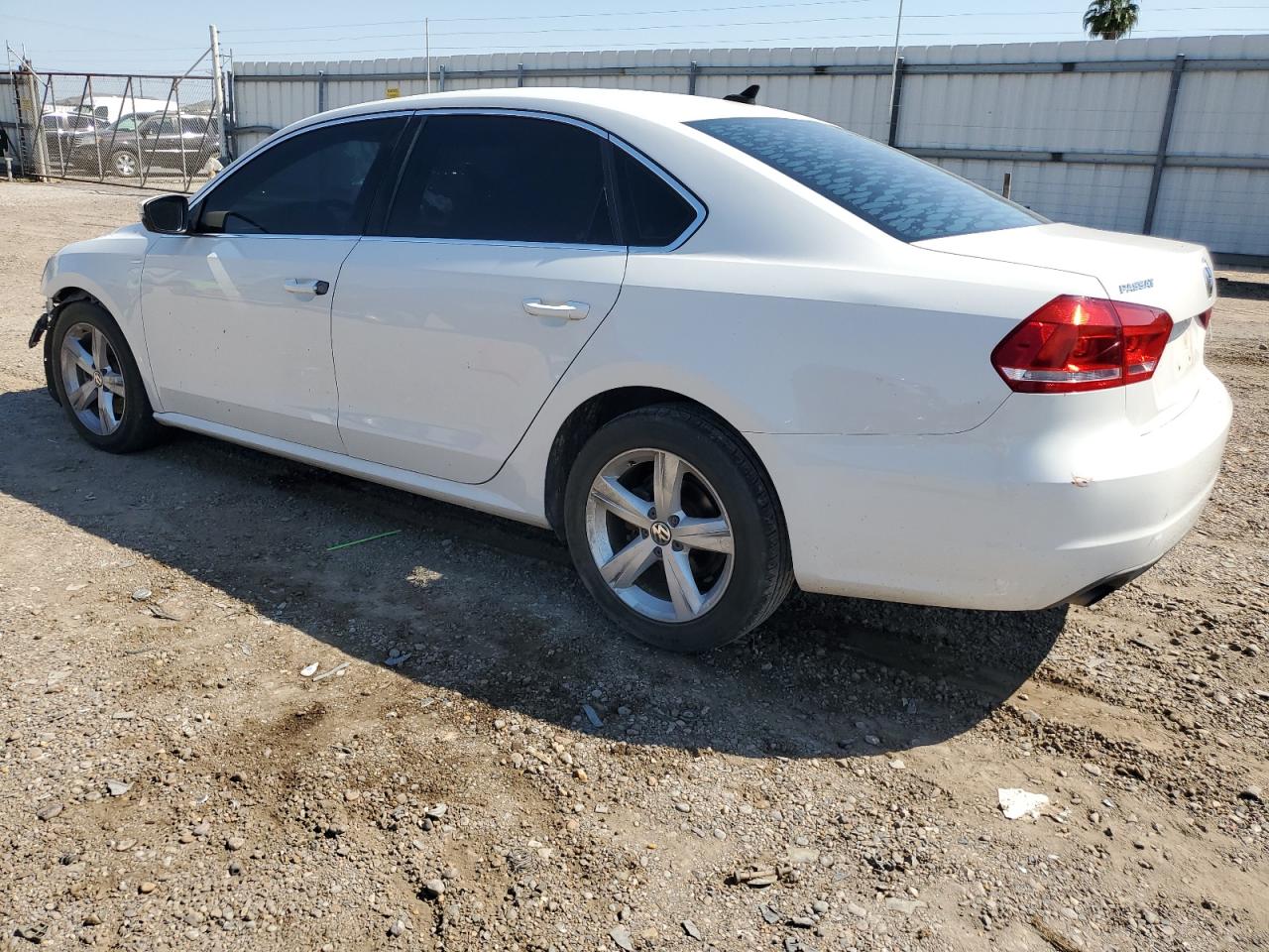 2014 Volkswagen Passat - Image 2