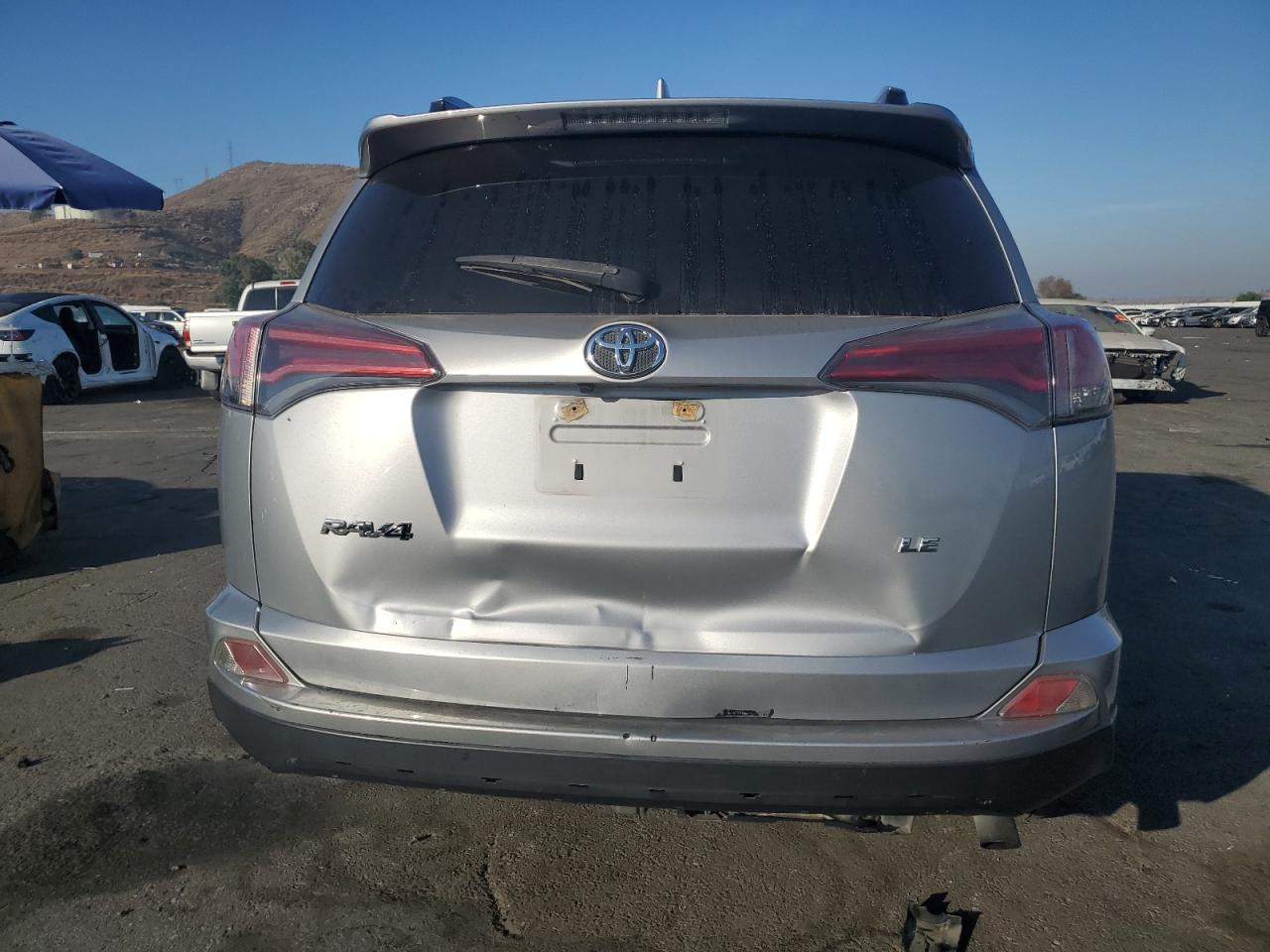 JTMZFREV8JJ167586 2018 Toyota Rav4 Le