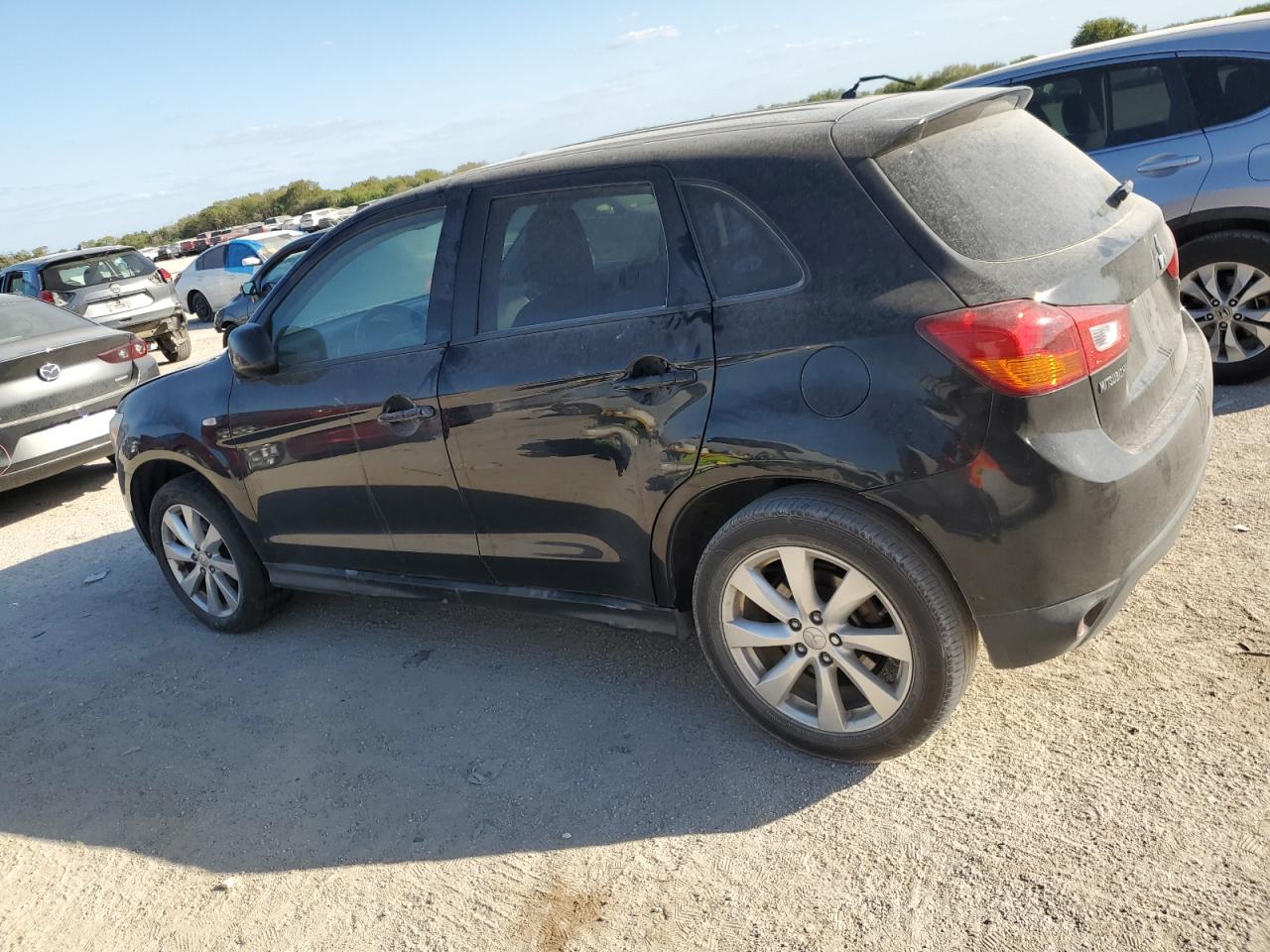 2014 Mitsubishi Outlander - Image 2